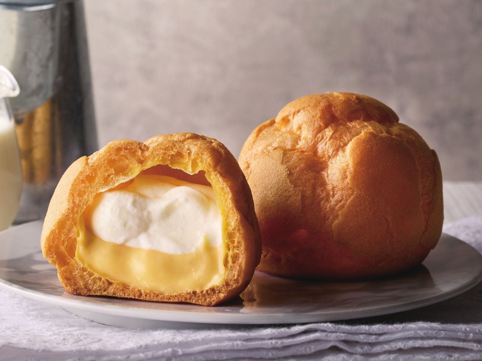 「ダブルシュークリーム 北海道純生クリーム」は、濃厚な純生クリームとカスタードクリームがとろ~り! ※画像提供:シャトレーゼ