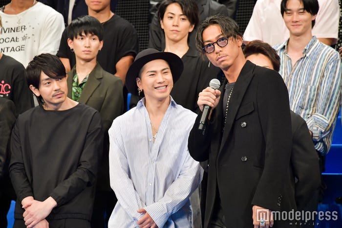 小林直己のモノマネをするAKIRA(C)モデルプレス