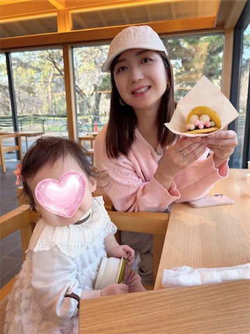 42歳KBS京都アナ、4歳息子&1歳娘と“京都御苑でゆっくり”ショット公開「美人ママ登場」