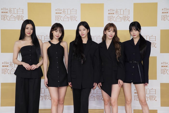 LE SSERAFIM/(左から)HUH YUNJIN(ホ・ユンジン)、KIM CHAEWON(キム・チェウォン)、KAZUHA(カズハ)、SAKURA(サクラ)、HONG EUNCHAE(ホン・ウンチェ)(提供写真)