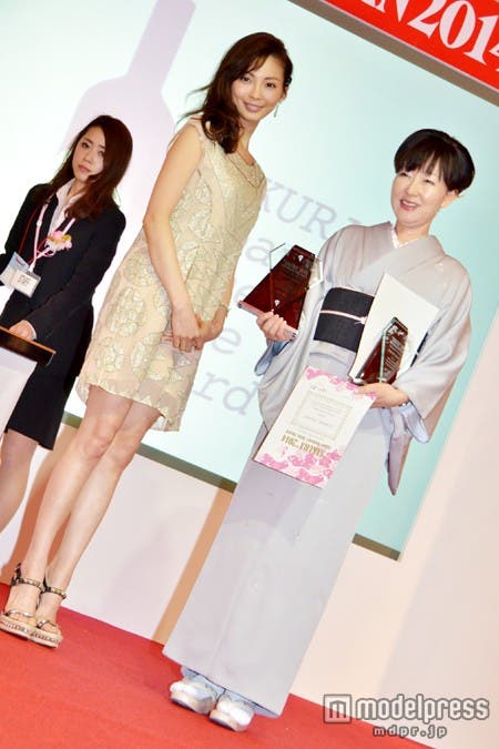 プレゼンターをつとめた押切もえ(左)