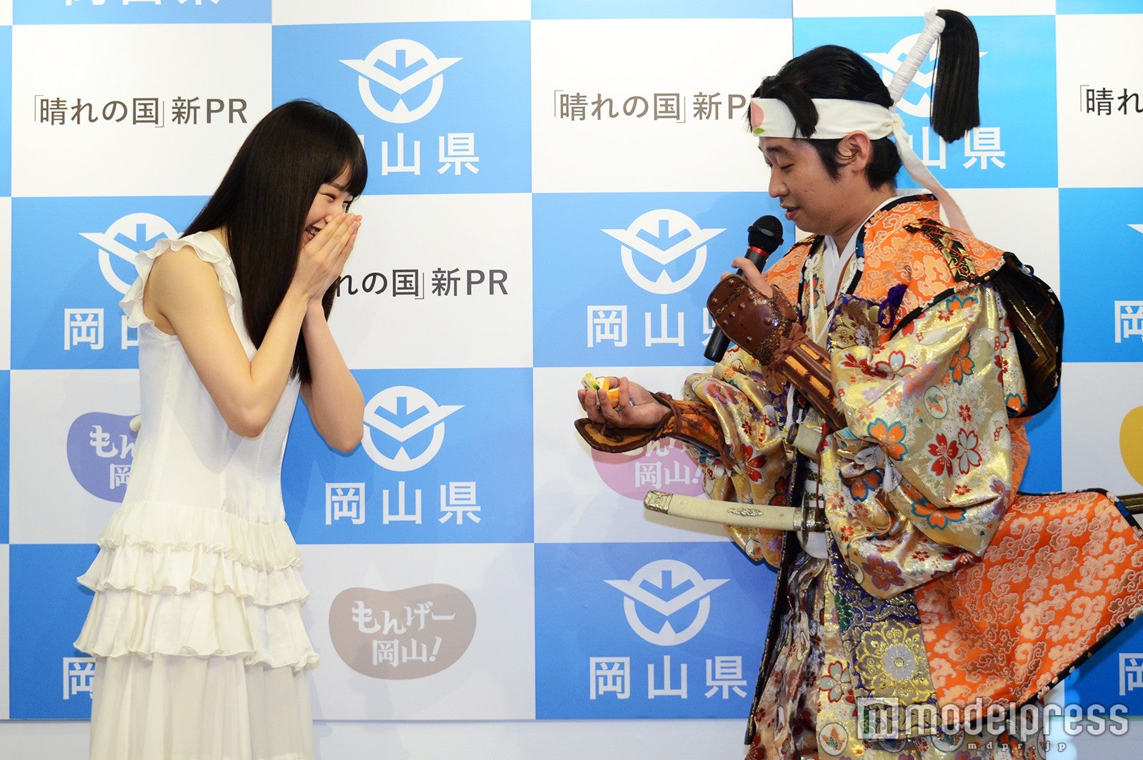 前野朋哉（右）にきびだんごをもらい感激する桜井日奈子（左）／（C）モデルプレス