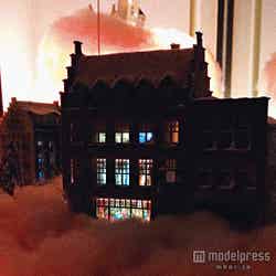 家を覗くと、住民たちの生活する様子が見える(イメージ)