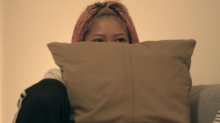 照れてクッションで顔を隠す花「TERRACE HOUSE TOKYO 2019-2020」21st WEEK(C)フジテレビ/イースト・エンタテインメント