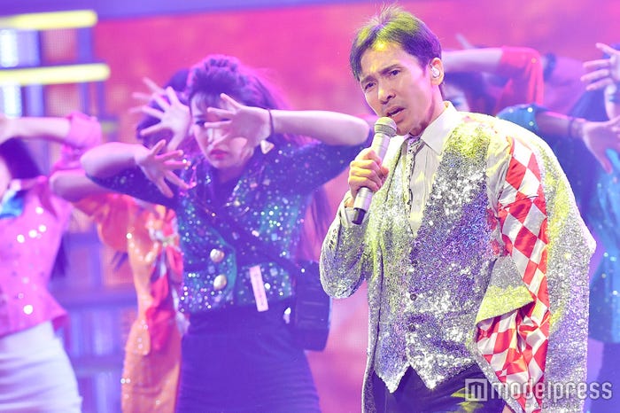 郷ひろみと登美丘高校ダンス部(C)モデルプレス