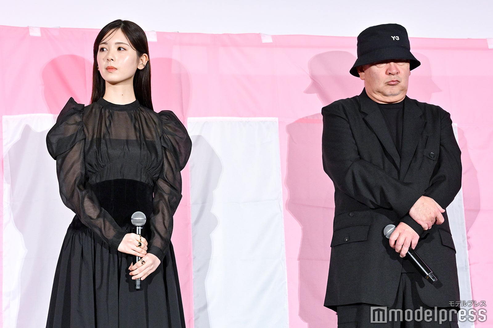 筒井あやめ、新城毅彦監督（C）モデルプレス