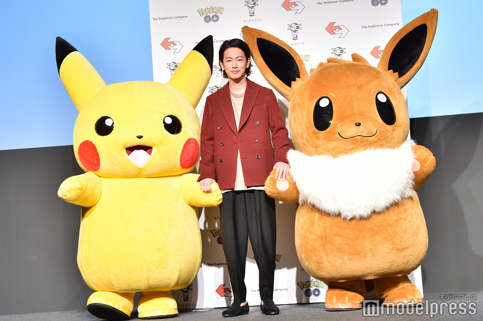 （左から）ピカチュウ、佐藤健、イーブイ