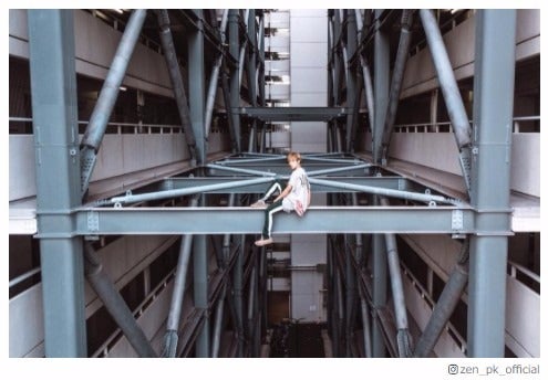 「見てるだけでヒヤヒヤする！」パルクールパフォーマー・ZENの“スリル満点”ショットが話題