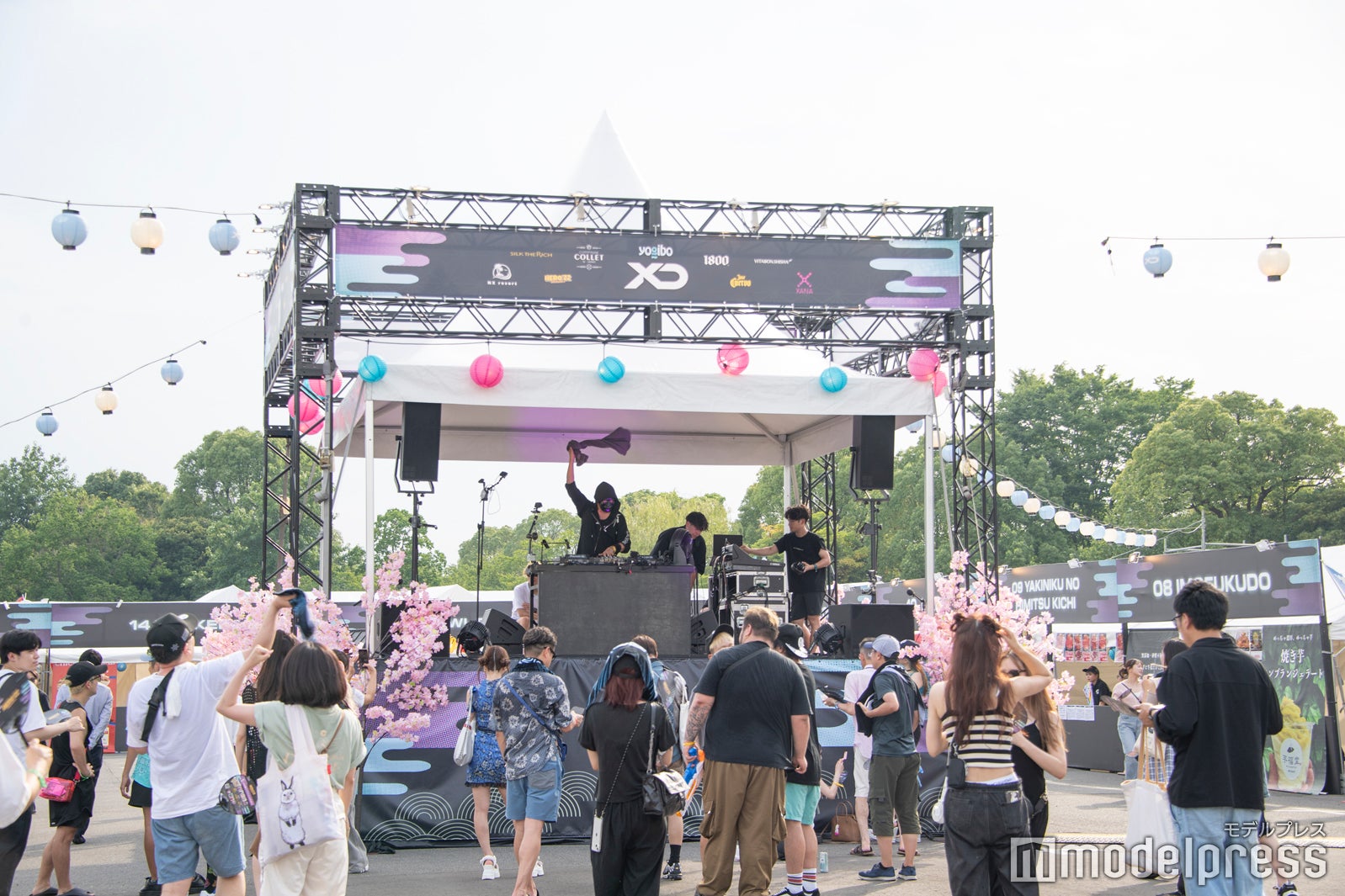 DJパフォーマンスでにぎわった櫓（C）モデルプレス