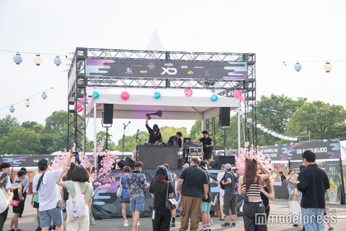 DJパフォーマンスでにぎわった櫓(C)モデルプレス