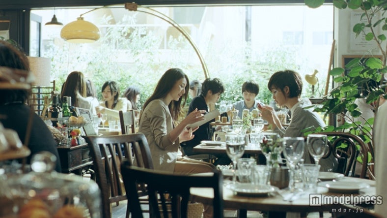 左から：井川遥、剛力彩芽／新CM「auスマートパス アプリ取り放題」篇より