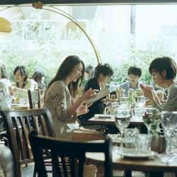 左から:井川遥、剛力彩芽/新CM「auスマートパス アプリ取り放題」篇より