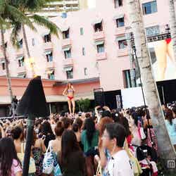 ハワイ初のファッションイベント「ハワイアン・メイ！コレクション 2013」盛り上がる観客の様子