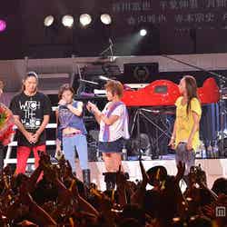 小室哲哉の出演に喜ぶTRF（左から）小室哲哉、SAM、ETSU、YU-KI、CHIHARU、DJ KOO