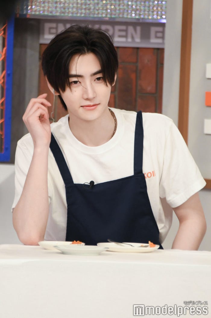 クールに待機するSUNGHOON(ソンフン)(C)モデルプレス