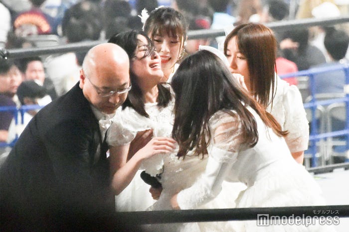 担いで運ばれる松井珠理奈/「AKB48 53rdシングル 世界選抜総選挙」AKB48グループコンサート(C)モデルプレス