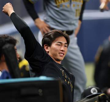 阪神・今朝丸裕喜 プロ初先発へリラックスムード漂わせる 先輩投手と談笑 球団5年ぶりの快挙へファン期待「やってもらいましょう」「幸あれ」「援護頼むぞ」
