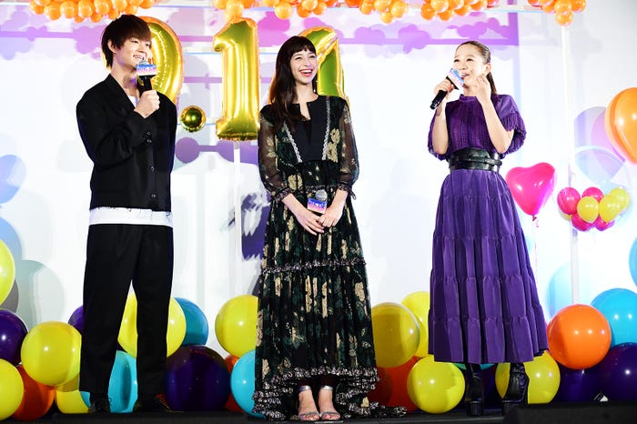 (左から)佐野勇斗、中条あやみ、西野カナ(C)モデルプレス