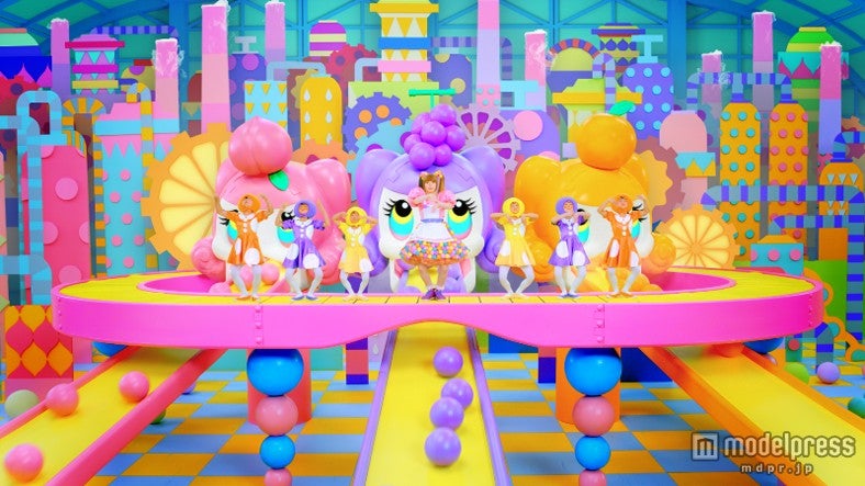 きゃりーぱみゅぱみゅ（中央）とキッズダンサー／新「み」（30秒）編