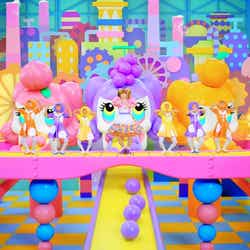 きゃりーぱみゅぱみゅ(中央)とキッズダンサー/新「み」(30秒)編