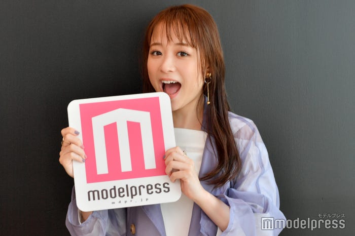モデルプレスのロゴを食べようとする大原櫻子。モデルプレスインタビュー恒例行事。(C)モデルプレス