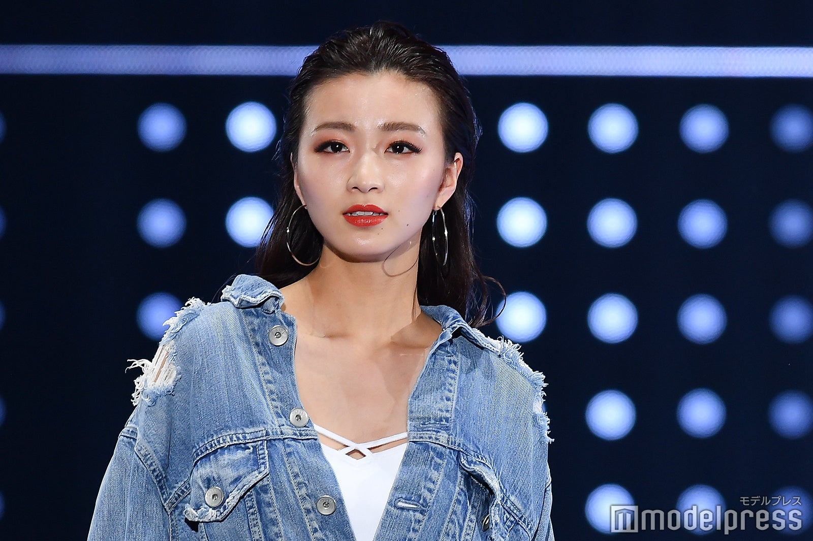 岡崎紗絵、美デコルテ輝く デコ出しヘアで雰囲気ガラリ＜TGC2019S／S＞