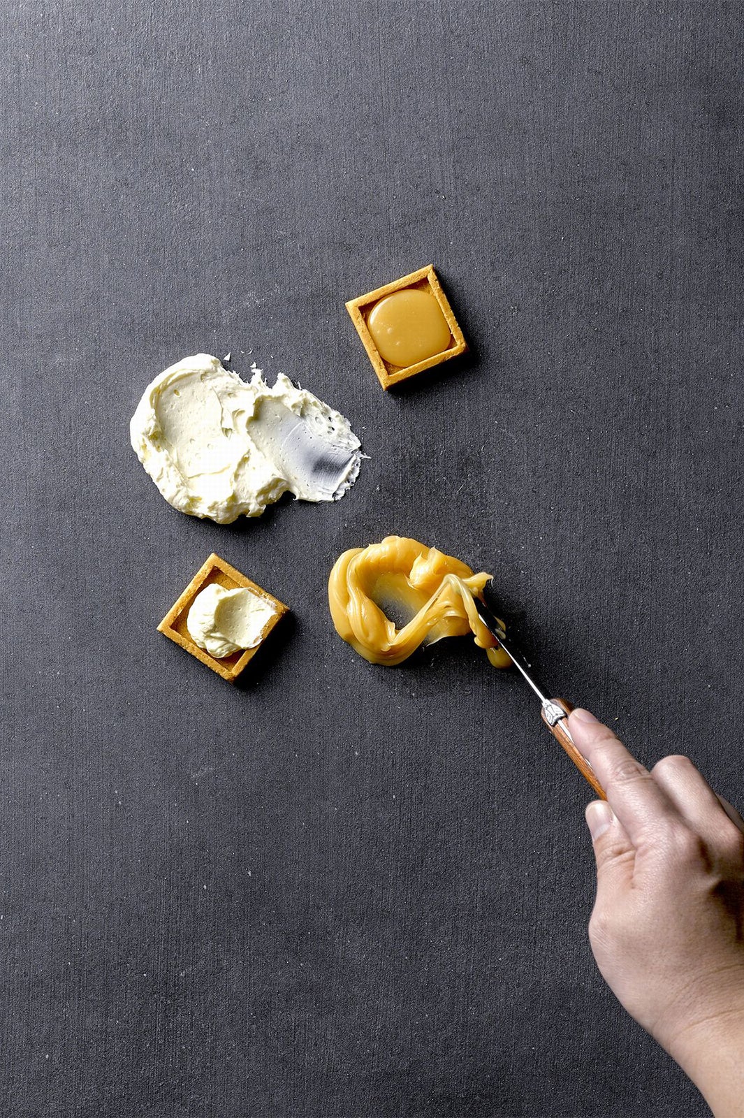 なめらかなバタークリームとキャラメルをサクサク感が特徴のクッキーでサンド／画像提供：BAKE