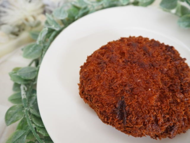 業務スーパー冷凍ハムカツお皿の上にのせた写真