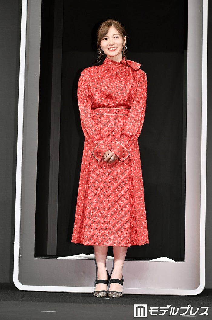 首元のリボンが際立つ赤のヴィンテージ風セットワンピ（C）ビューティーガール