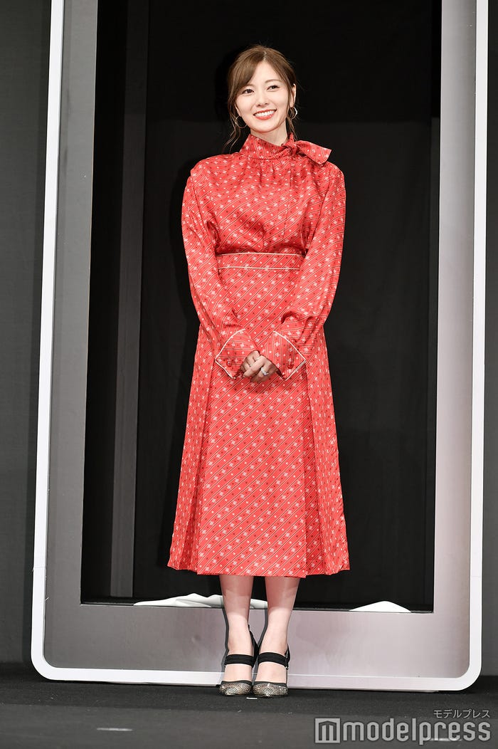 スマホから登場した白石麻衣(C)モデルプレス