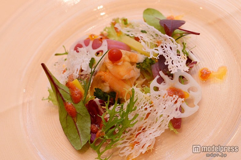 天使の海老とつぶ貝のアスピック トマトとトリュフのヴィネグレットソース