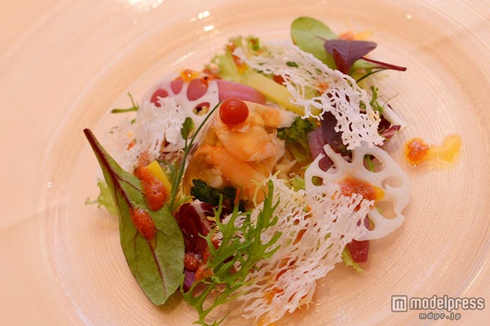 天使の海老とつぶ貝のアスピック トマトとトリュフのヴィネグレットソース