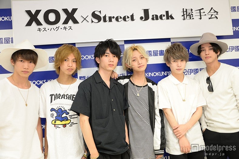 XOX／左から：志村禎雄、村瀬ジョンケビン、田中理来、とまん、木津つばさ、バトシン