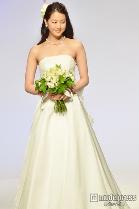 石原さとみ着用♡ ラグナムーン 結婚式 ドレス（画像12/20) 石原さとみ  