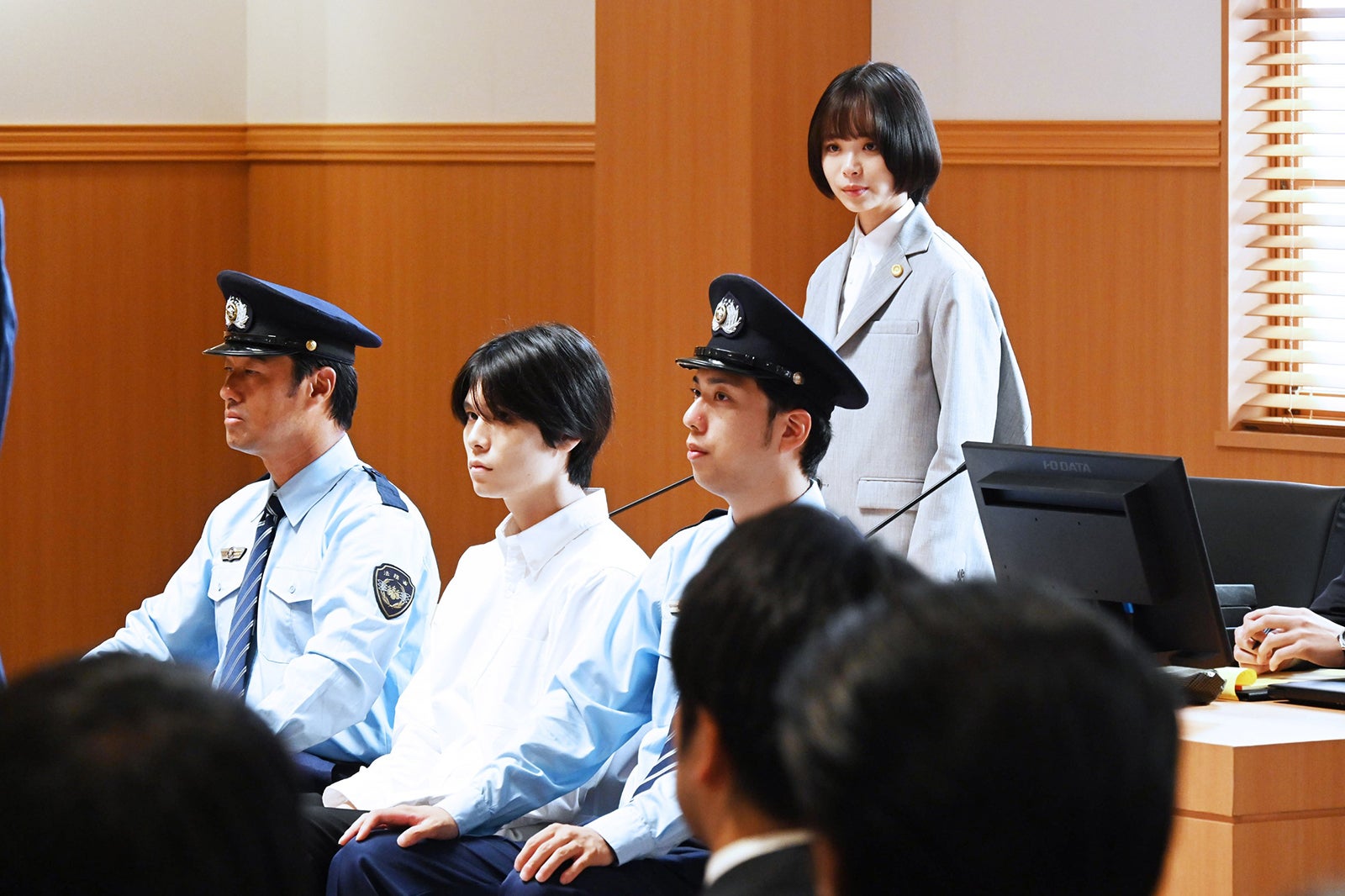 萩原利久、趣里「モンスター」第1話（C）カンテレ