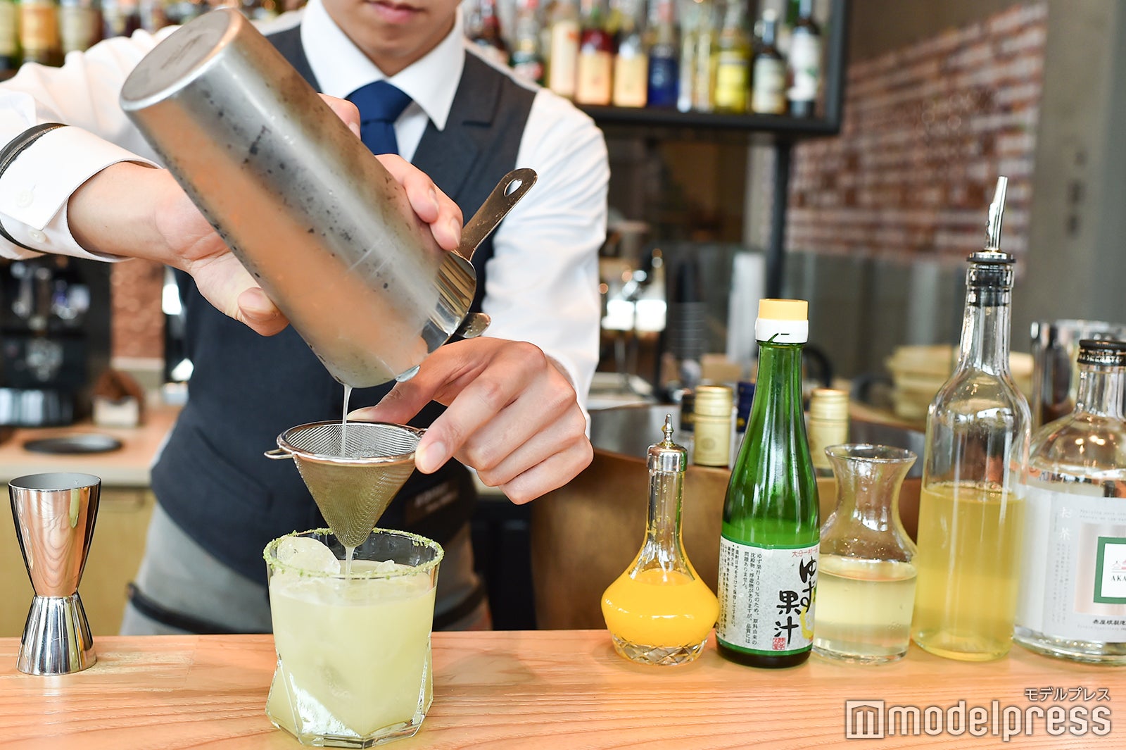 キウイ 胡椒 サワーを作る様子（C）モデルプレス