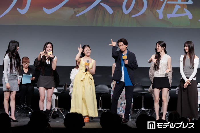 (左から)WONHEE、IROHA、橋本環奈、勝地涼、MINJU、YUNAH(C)モデルプレス