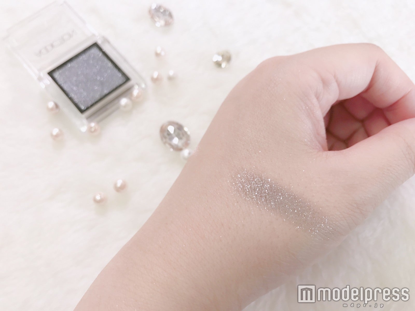 華やかなラメで透明感アップ（C）モデルプレス