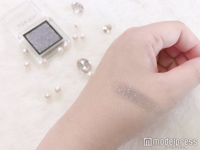 華やかなラメで透明感アップ(C)モデルプレス