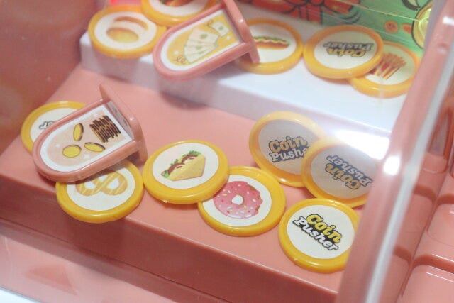 ダイソー　コインプッシュゲーム機　台座　コイン　使用例