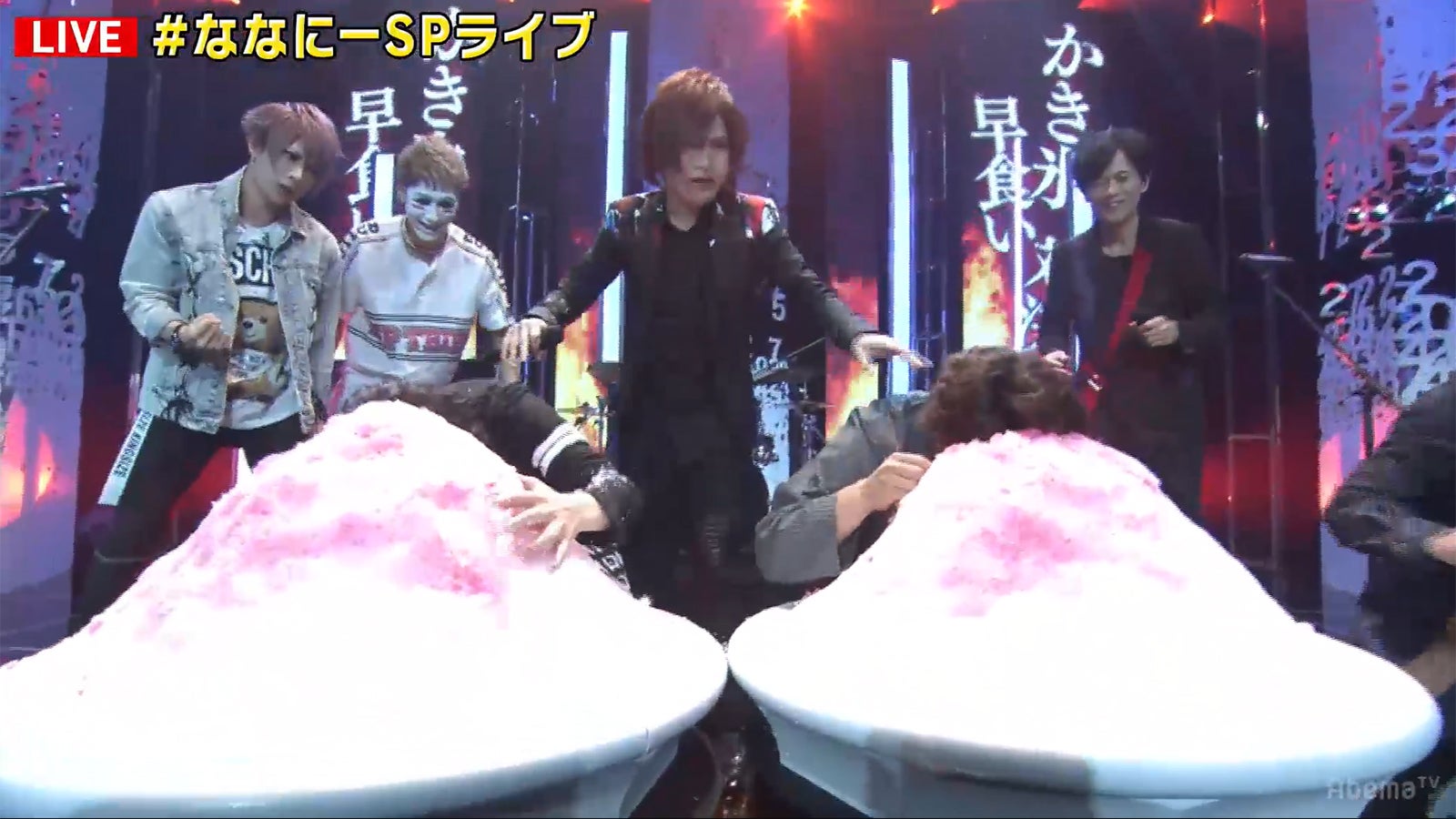 かき氷に頭をツッコまれる（C）AbemaTV