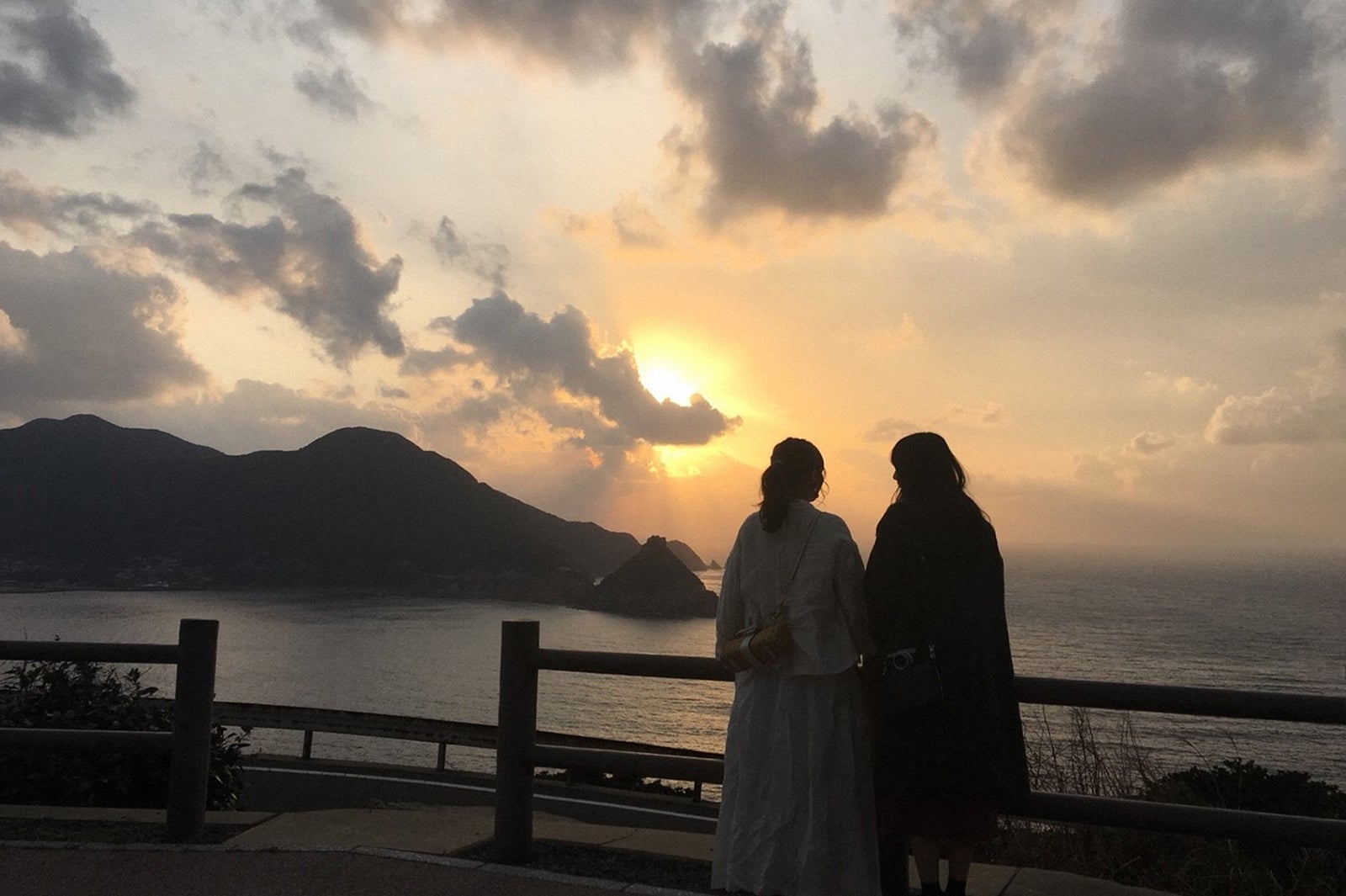 （左から）山田菜々＆藤江れいな（C）TBS