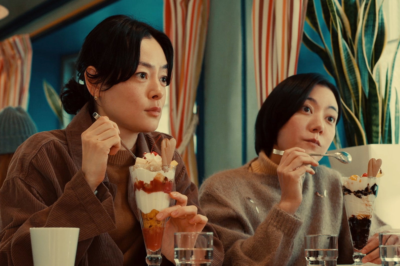 市川実日子、鈴木杏「ホットスポット」第5話（C）日本テレビ