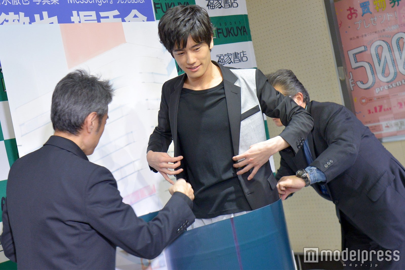 スタッフが土管を準備（C）モデルプレス