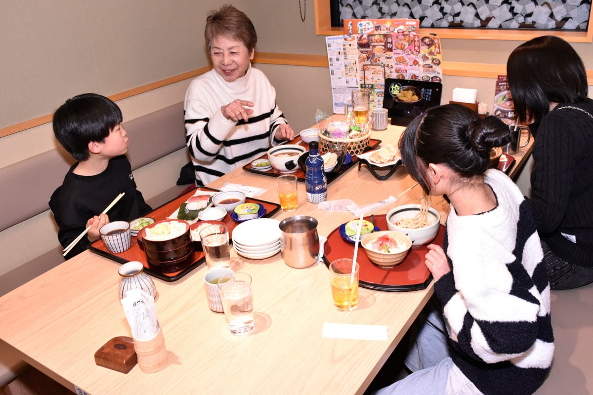 3世代で利用する家族も多い。「セットがいろいろあるから娘や孫と利用しやすいですね」とおばあちゃん。「お寿司屋さんセットが好き」「僕はまぐろ丼のセット！」と小学生の仲良し姉弟