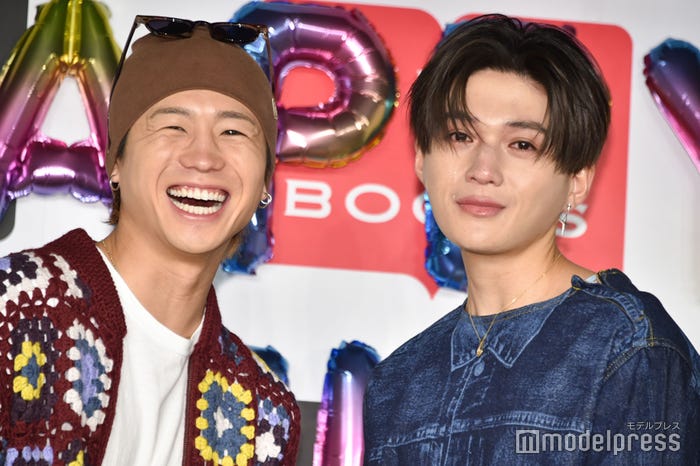 泣いてしまう八木勇征を見て笑う瀬口黎弥(C)モデルプレス