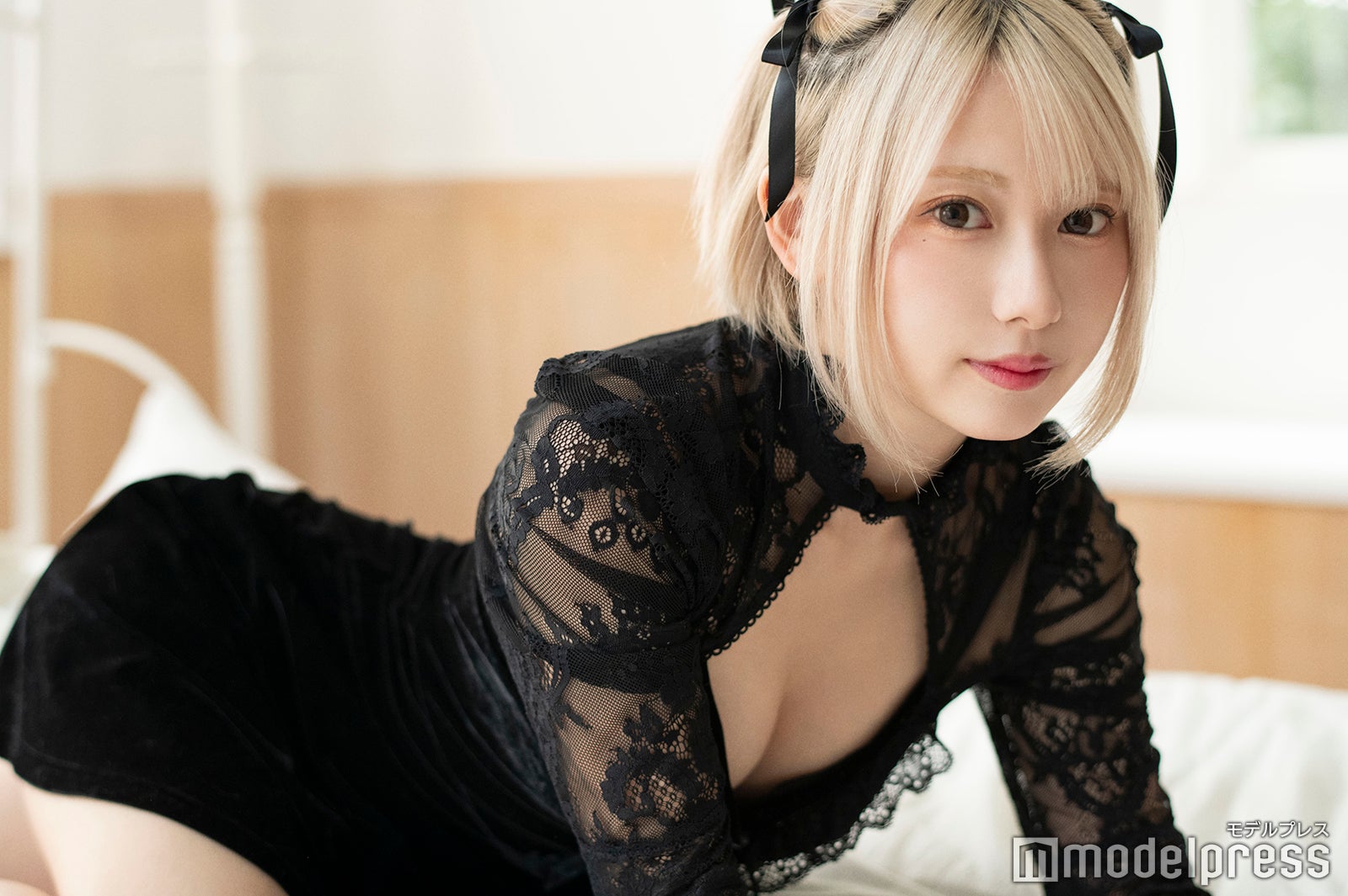 “金髪ショート美女”篠崎こころ、ヒップラインに自信 トレーニング続ける秘訣明かす＜モデルプレスインタビュー＞