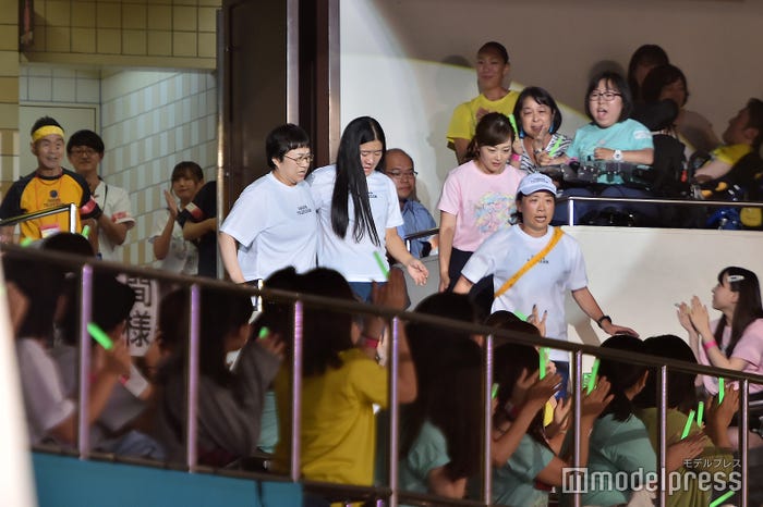 「24時間駅伝」ゴール直前(左から)近藤春菜、よしこ、水卜麻美アナ、いとうあさこ(C)モデルプレス