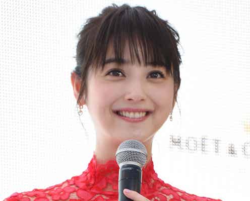 佐々木希の“動く180度開脚”が美しすぎると話題<動画あり>