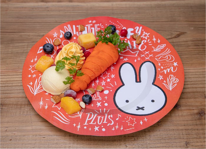 にんじんみたいなデザートプレート 単品:1,299円、プレート付き:2,299円/Illustrations Dick Bruna (C)copyright Mercis bv, 1953-2020 www.miffy.com